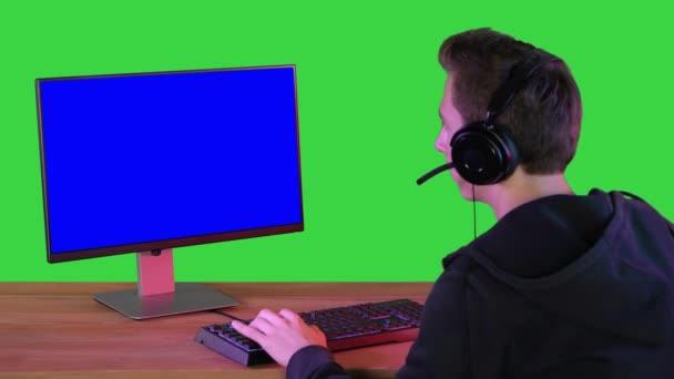 Joueur pro jouant dans des jeux vidéo sur moniteur maquillé sur un écran vert, Chroma Key . — Video