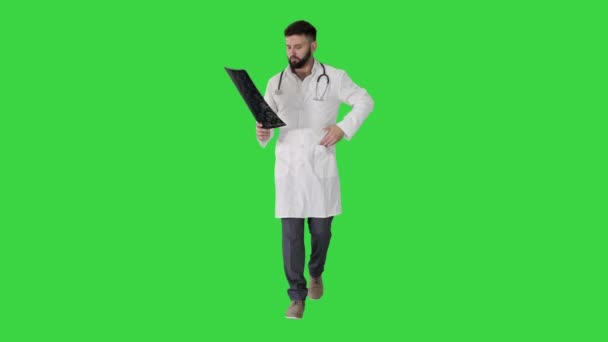 Médico turco caminhando e revisando uma ressonância magnética em uma tela verde, Chroma Key . — Vídeo de Stock
