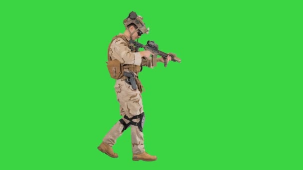 Soldato che cammina e ricarica fucile d'assalto su uno schermo verde, chiave cromatica . — Video Stock