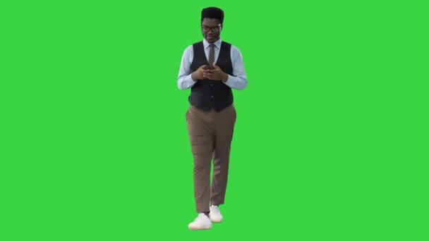 아프리카 남자가 나팔을 불고 녹색 화면 인 크로마 키 를 가지고 걷는다. — 비디오