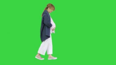 Güzel gülümseyen hamile bayan yeşil ekranda uyanıyor, Chroma Key.