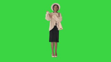 Muhteşem Afro-Amerikan kadın müzik dinliyor ve yeşil ekranda dans ediyor, Chroma Key.