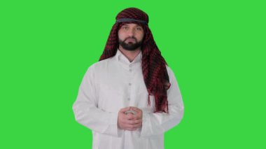Şeyh keffiyeh giyer Yeşil Ekran 'da hoş geldin jesti yapar, Chroma Key.