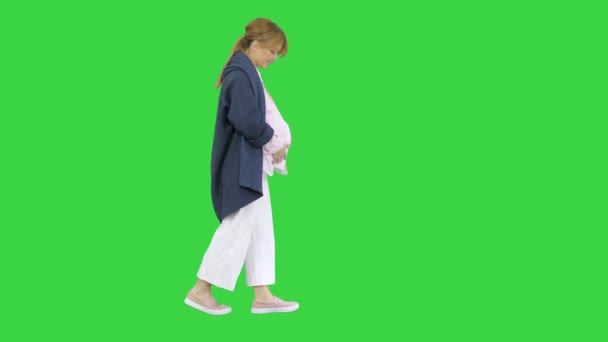 Hermosa mujer embarazada sonriente despertando en una pantalla verde, Chroma Key . — Vídeos de Stock