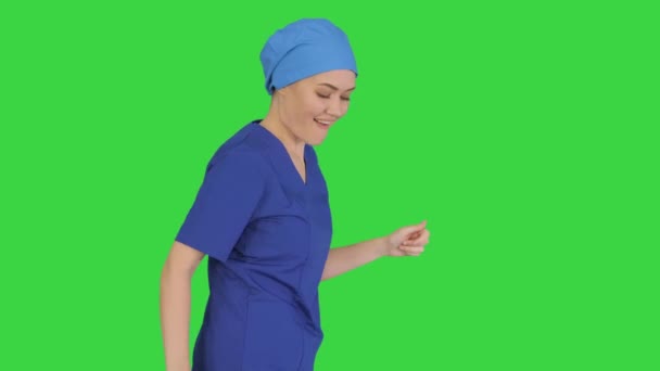 La doctora está bailando y caminando en una pantalla verde, Chroma Key. — Vídeos de Stock