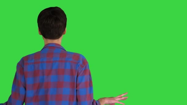 Mulher de camisa casual dançando em uma tela verde, Chroma Key . — Vídeo de Stock