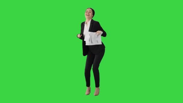 Kvinnliga kontorsarbetare dansa med papper dokument på en grön skärm, Chroma Key. — Stockvideo