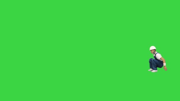 Bauarbeiter macht Flips und Rollen an der Kamera vorbei auf einem Green Screen, Chroma Key. — Stockvideo