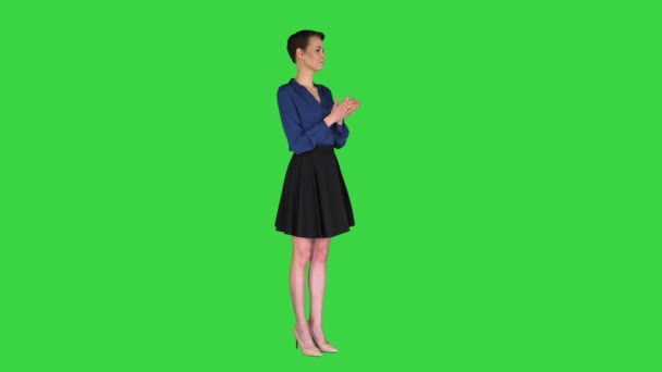 녹색 화면에 손을 흔들며 행복 한 아름다운 여성 사업가, 크로마 키. — 비디오