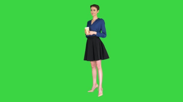 Jolie femme tenir le papier emporter tasse avec boisson chaude café noir sur un écran vert, Chroma Key. — Video