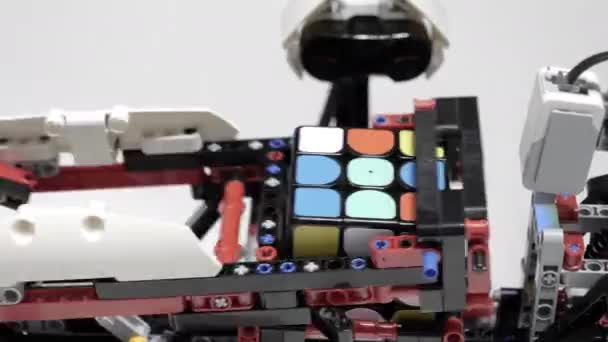 Robot verzamelt Rubiks kubus. Kunstmatige intelligentie. — Stockvideo