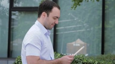 Sokakta tablet kullanan genç adam..