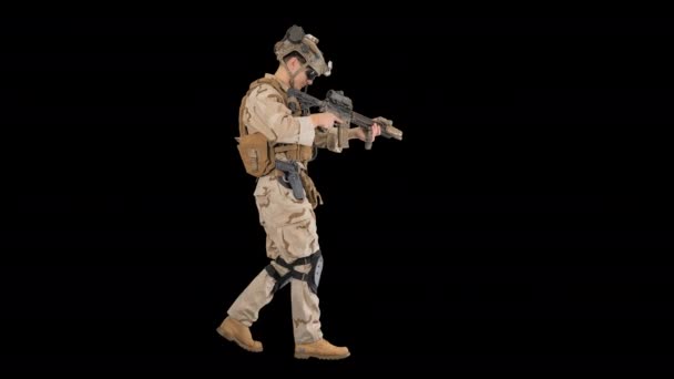 Soldado caminando y recargando rifle de asalto, Alpha Channel — Vídeo de stock