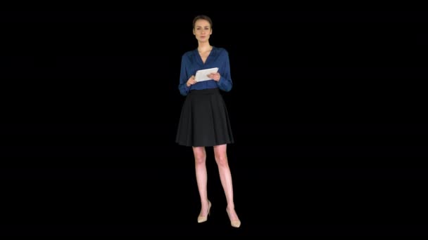 Kobieta z krótkimi włosami ubrana w formalne ubrania trzymająca tablet w rękach i rozmawiająca z kamerą, Alpha Channel — Wideo stockowe