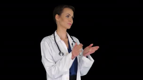 Γιατρός γυναίκα φορώντας ιατρικό παλτό πάνω από απομονωμένες παλαμάκια και χειροκροτεί, Alpha Channel — Αρχείο Βίντεο