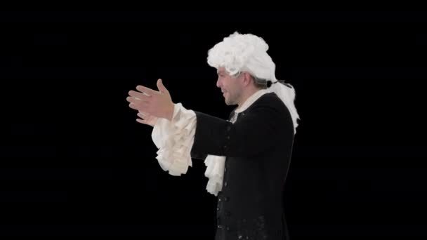 Homem vestido como Wolfgang Amadeus Mozart conduzindo uma orquestra, Alpha Channel — Vídeo de Stock