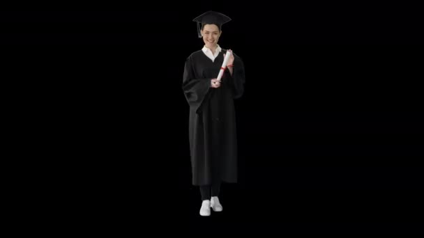 Gyönyörű fiatal nő diplomás néz a kamera és mosolyog, Alpha Channel — Stock videók