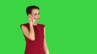 Yeşil Ekran 'da cep telefonuyla konuşan hoş bir bayan, Chroma Key..