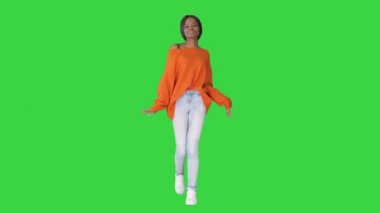 Yeşil Ekran 'da yürüyen Afrikalı Amerikalı kız, Chroma Key.