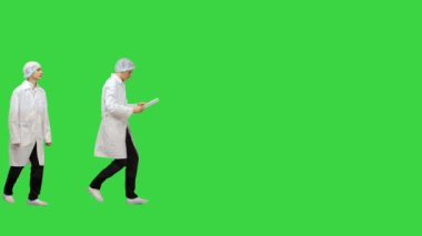 Erkek doktor evraklarını kontrol ediyor. Tıbbi bakım, sigorta, reçete, kağıt işi ya da kariyer konsepti. Doktor hastayı muayene etmeye hazır..