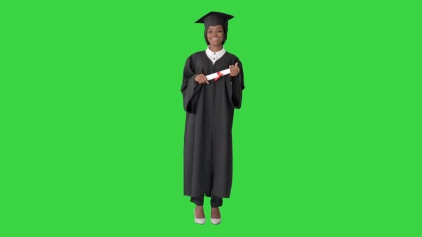 美丽的非洲裔美国女毕业生笑着在绿色屏幕上，铬键. — 图库视频影像