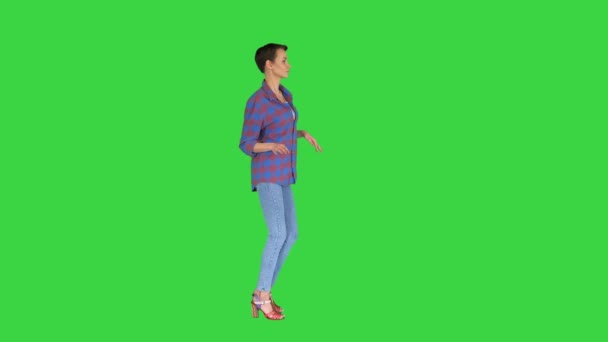 Corto corte de pelo mujer casual bailando en una pantalla verde, Chroma Key . — Vídeo de stock