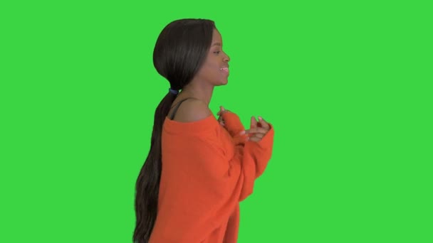 Όμορφη μαύρη γυναίκα που διασκεδάζει χαμογελώντας και χορεύοντας σε μια πράσινη οθόνη, Chroma Key. — Αρχείο Βίντεο