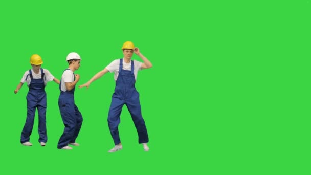 Groupe de constructeurs marcher dans le cadre et danser sur un écran vert, Chroma Key . — Video