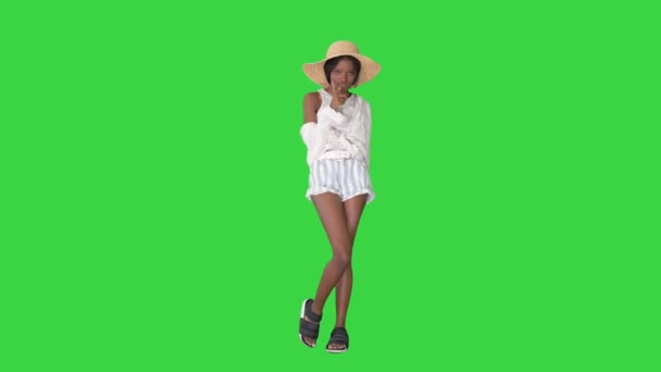 穿着夏装的非洲女孩在绿色荧幕上跳舞，铬钥匙. — 图库视频影像