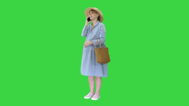 Zwangere vrouw die een arts belt die weeën voelt op een groen scherm, Chroma Key. — Stockvideo