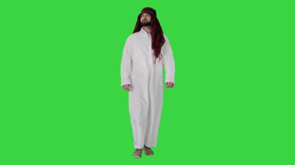 Pewny siebie arabski szejk spacerujący po zielonym ekranie, Chroma Key. — Wideo stockowe
