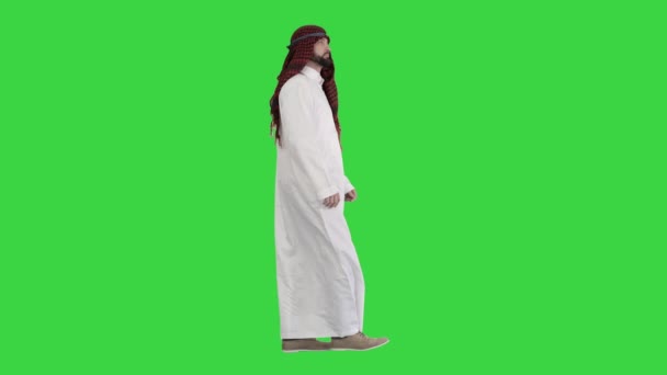 Arabiska självsäkra Sheikh med skägg promenader på en grön skärm, Chroma Key. — Stockvideo