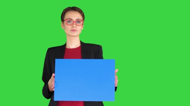 İş kadını Yeşil Ekran 'da boş bir pankart tutuyor, Chroma Key. — Stok video