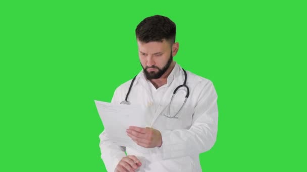 Blanke serieuze arts wandelen en uitleggen cardiogram op een groen scherm, Chroma Key. — Stockvideo