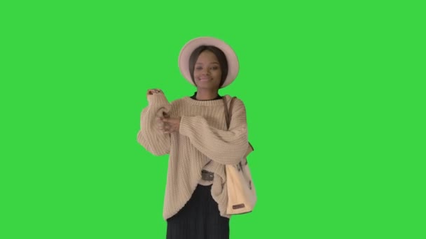 Élégant afro-américain jolie jeune femme dansant sur un écran vert, Chroma Key . — Video