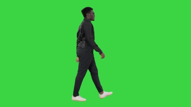 Afroamerický jazzový hudebník s trumpetou procházkou a hraním na zelené obrazovce, Chroma Key. — Stock video