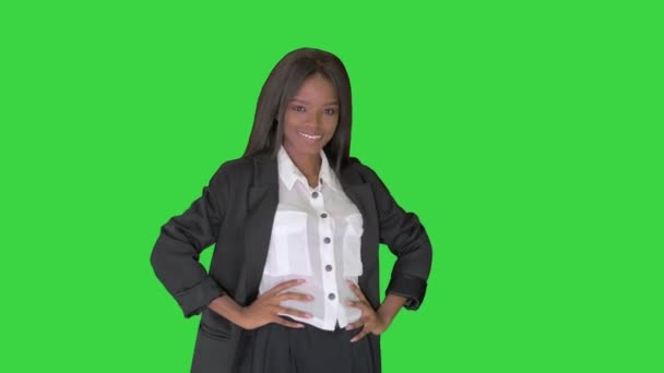緑の画面で笑顔のきれいなアフリカ系アメリカ人のビジネス女性,クロマキー. — ストック動画
