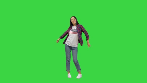 幸せな若いカジュアルな女性が踊り、緑の画面で笑顔、クロマキー. — ストック動画