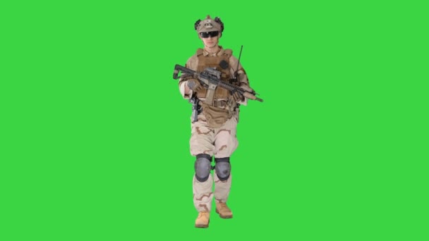 Soldat de l'armée américaine en uniforme de combat marchant sur un écran vert, Chroma Key . — Video