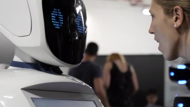 Girl is interacting with the humanoid robot. — Stok video