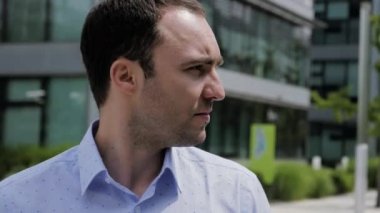 Adam şehirde kayboldu ve etrafa bakınıyor..