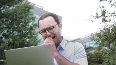 Komik duygu. Genç ve hayal kırıklığına uğramış işadamı.