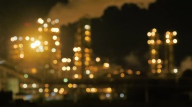 Petrol rafinerisi geceleri parlıyor. Bulanık arkaplan