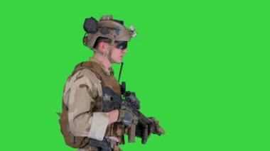 Biz ordu korucuları üniforma ve silahla yeşil ekranda yürüyoruz, Chroma Key..