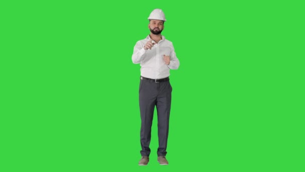 Arkitektingenjör i vit skjorta och mössa Prata med kameran på en grön skärm, Chroma Key. — Stockvideo