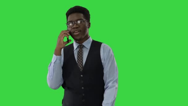 在绿色屏幕上吹喇叭的非洲男人音乐家，Chroma Key. — 图库视频影像