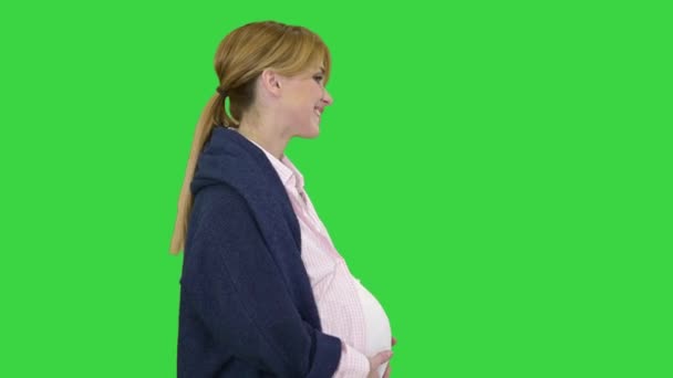 Schwangere Dame geht und lächelt auf einem Green Screen, Chroma Key. — Stockvideo