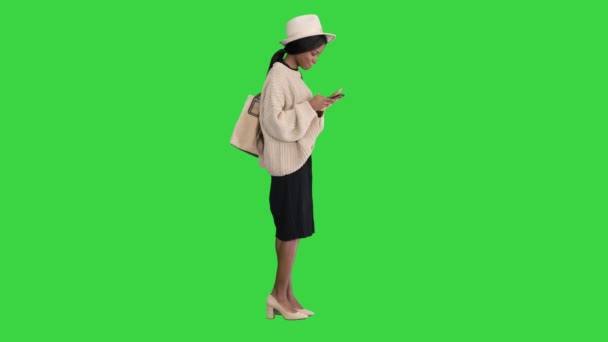 迷人的时髦女装嬉皮士女孩使用智能手机，并在绿色屏幕上笑，铬键. — 图库视频影像