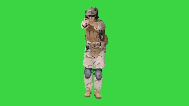 Soldat marchant et visant avec un pistolet sur un écran vert, Chroma Key. — Video