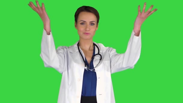 Kobieta lekarz rzucając trochę pieniędzy i patrząc do kamery na zielonym ekranie, Chroma Key. — Wideo stockowe